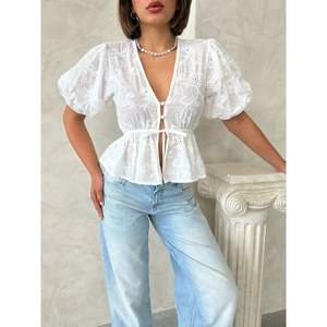 Blusa de voile bordada con lazo frontal para mujer - Product Image 1