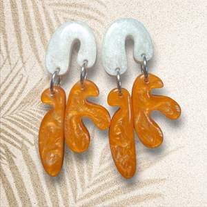 Fournisseur en gros de boucles d'oreilles en résine statement pour femmes, mode audacieuse, utilisation disponible en quantité importante - Product Image 3