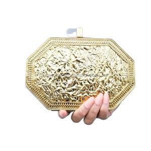 Bolso de mano madre perla para mujeres y niñas, diseño de tendencia con patrón de piedra, embrague de latón de bajo precio - Product Image 1