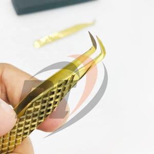 Pinzas Profesionales de Acero Inoxidable para Extensión de Pestañas con Logotipo Privado Dorado, Cierre Completo, Agarre Fuerte, Punta Puntiaguda, Punta de Fibra - Product Image 1