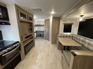 Caravane d'occasion 2025 F-o-r-e-s-t R-i-v-e-r S-o-l-a-i-r-e 243BHS à vendre - Product Image 5