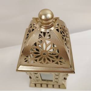 Farol de Vela Marroquí de Metal con Acabado Dorado, Paneles de Vidrio con Tallado Floral, Brillo Cálido Suave, Ideal para Decoración Festiva - Product Image 3