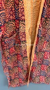 Robe longue matelassée unisexe vintage florale Kantha faite à la main, respirante, avec rembourrage en coton, pour l'hiver et la plage - Product Image 5