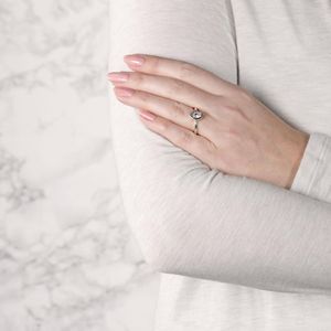 Conjunto de bisel de corte ovalado Anillo de compromiso solitario - Product Image 2