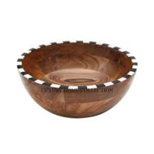 Bol de service en bois fabriqué à la main, parfait pour servir de grandes portions de salades soupes ou tout plat principal lors d'un dîner - Product Image 1