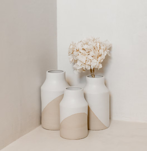 Y jarrón de cerámica azul pintado, patrón floral intrincado, decoración tradicional para el hogar. Disponible a precios de mayorista. - Product Image 2