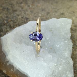 แหวนทองคำแท้ 14K รูปไข่ ประดับพลอยแทนซาไนต์ธรรมชาติ ดีไซน์น่ารักสำหรับทุกเพศ ใช้เป็นแหวนสัญญา ตัวเรือนแบบ Bezel Setting ประดับพลอยเดี่ยว ประจำเดือนธันวาคม - Product Image 4