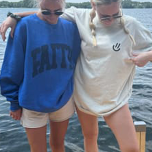 Sudadera de gran tamaño con pantalla de seda con monograma, sudadera azul real gráfica personalizada, sudadera de cuello redondo Faith - Product Image 4