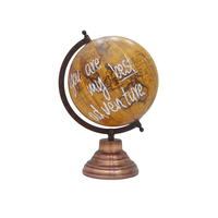 Globo terráqueo metálico de diseño intrincado que muestra texto alentador ideal para fines de decoración elegante del hogar y la Oficina