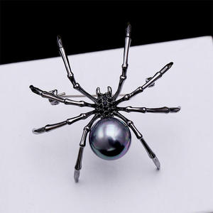 Broche de cobre con diseño de araña Jeulia, perla negra, cristal y circonita - Product Image 4