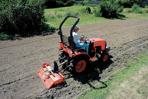 Mini tractor agrícola compacto original Kubota B1-241 de 24 hp, maquinaria agrícola disponible para envío inmediato al precio más bajo. - Product Image 2