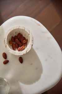 Table d'appoint asymétrique en pierre crème Table d'appoint sculpturale moderne Mobilier de salon, de chambre à coucher et de bureau pour contemporain - Product Image 4