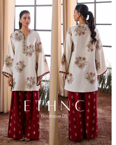 Vestido Largo de Lujo Personalizado con Bordado Acrílico en Tela, Adorno Premium, Protección Solar para Bodas y Fiestas Pakistaníes e Indias - Product Image 2