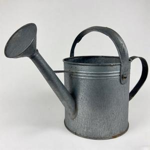 Pichet d'eau galvanisé décoratif compact avec poignée en boucle et surface lisse pour compléter tout présentoir ou étagère de jardin - Product Image 1