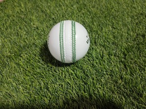 Balle de cricket dure de haute qualité en matériau durable, fabriquée au Pakistan, balle de cricket de qualité supérieure. - Product Image 2