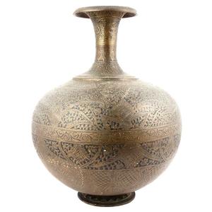 Surahi en laiton pur vintage de haute qualité avec gravure, finition polie pour une utilisation en cuisine, article de cuisine antique arabe - Product Image 1