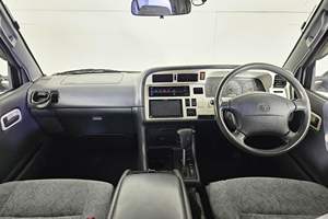 Toyota HiAce Super Custom d'occasion de 1998 - Product Image 4