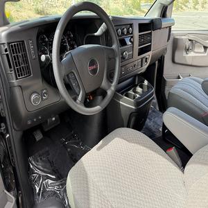 Alerte Offre Exceptionnelle! Superbe fourgonnette de luxe noire GMC Savana LT 3500 4x4 2024, conversion, moteur V8 6,6 litres, automatique - Product Image 3