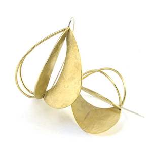 ต่างหูทองเหลืองสำหรับผู้หญิงที่มีดีไซน์โอเวอร์ไซส์และมีส่วนโค้งที่โดดเด่นสำหรับลุคแฟชั่นชั้นสูงและรันเวย์ - Product Image 3