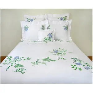 Stickerei Hübsche blaue Blume Flache Blätter Hochwertige weiße Baumwolle Bettlaken Stickerei Bettwäsche-Set und Kissen bezüge