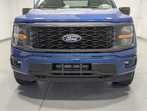 Ford F-150 STX 4WD Crew Cab Pickup propre, modèle 2024, moteur V6 EcoBoost de 2,7 L, produisant 325 chevaux et 400 lb-pi de couple - Product Image 2