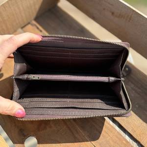 Cartera de Cuero Genuino con Protección RFID para Mujer, Estilo Occidental, con Diseño Floral, Cierre de Cremallera y Correa de Muñeca Elegante - Product Image 2