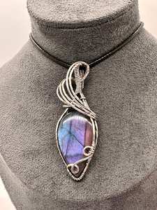 Pendentif en Labradorite arc-en-ciel de barbe à papa fait à la main en argent sterling collier de pierres précieuses enroulé de fil unique - Product Image 2