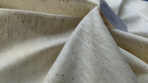 Tissu de soie de paix naturelle sur mesure avec soie flammée 100% pour la revente d'étoles d'écharpes par les magasins de fournitures de tissus AHIMSA - Product Image 3