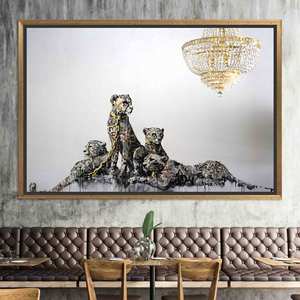 Arte Familiar de Leopardo de Banksy: Impresión en Lienzo Estilo Graffiti, Lienzo con Marco Dorado - Product Image 1