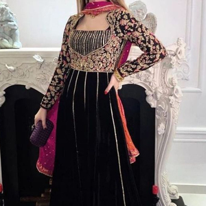 ÉBLOUISSANTE ROBE ANARKALI ET SARARA NOIRE À BRODERIE ÉLÉGANTE INDIENNE ET PAKISTANÉE POUR LA ROBE DE MARIÉE POUR LA FÊTE/LE MARIAGE = 2023 - Product Image 1