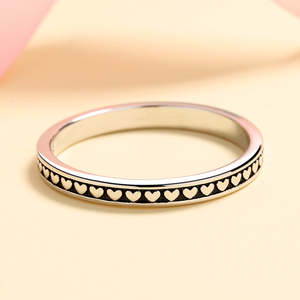 Anello da Uomo in Argento Sterling con Cuore Artigianale, Placcato in Rodio con Incastonatura Geometrica, per Uso Quotidiano - Product Image 2