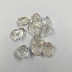 100% cristal blanc naturel Quartz poli pierre précieuse brute pour la fabrication de bijoux à partir de pierres fournisseur en gros dernier meilleur prix - Product Image 1