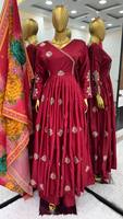 Robe Anarkali de créateur en pure soie de chinon avec broderie par Fab Zone