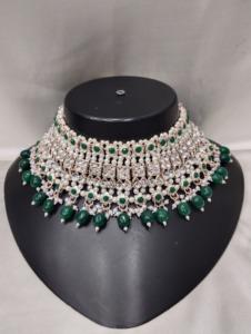 Conjunto de Collar Gargantilla Plateado con Piedras de Esmalte Verde, Detalles de Perlas y Pendientes a Juego - Product Image 5