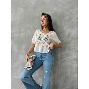 Blusas y Camisas Bordadas Color Crema para Mujer, Marca Topshow, Venta al Por Mayor - Product Image 4