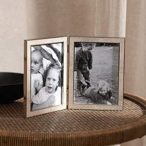 Cadre photo en métal rustique pour intérieurs chaleureux mettant en valeur un attrait intemporel construction robuste texture premium design d'affichage mural - Product Image 2