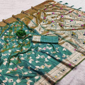 Sari de Seda Banarasi Suave VASTRA COTTAGE con Zari Natural, Meenakari Rico, Borde Tejido Meenakari y Borlas de Diseño - Product Image 3