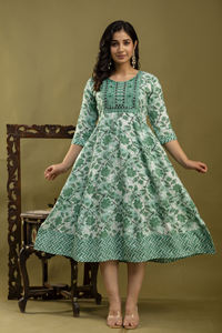 Ensemble Kurta en rayonne imprimé à fleurs très vendu avec dupatta pour mariage et tenue décontractée, cadeau Kurta pour elle - Product Image 2