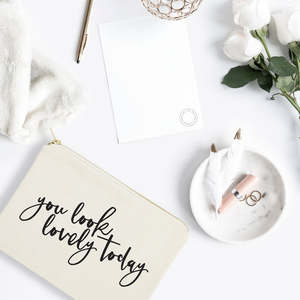 คุณดูน่ารักในวันนี้ กระเป๋าเครื่องสำอางผ้าแคนวาสลายตัวอักษร ดีไซน์สำหรับผู้หญิง ใช้จัดเก็บเครื่องสำอางได้อย่างเป็นระเบียบ พร้อมฟังก์ชั่นจัดเก็บอเนกประสงค์ - Product Image 3