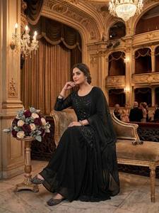 Ensemble prêt-à-porter entièrement cousu : haut en georgette avec broderie et perles, pantalon palazzo et dupatta. - Product Image 4