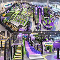Aire de jeux intérieure commerciale avec fosse à mousse, trampoline, parcours ninja, toboggan en forme de bol, toboggans tubulaires et obstacles d'escalade pour FEC clé en main