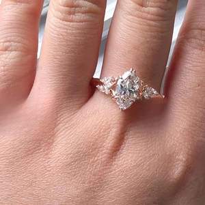 Anillo de Compromiso y Boda de Plata de Ley 925 con Moissanita para Mujer, Banda de Una Sola Piedra, Diseño Elegante Marquise, Lujo con Engaste de Garras - Product Image 2