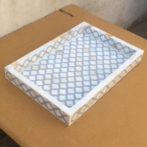 Plateau en résine fait main avec touche de bois rustique Plateau de décoration moderne pour exposer des plantes ou servir - Product Image 1