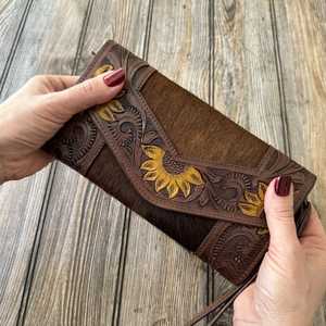 กระเป๋าคลัทช์หนังทำมือพร้อมลายดอกทานตะวันแกะสลักดีไซน์แบบตะวันตก - Product Image 4