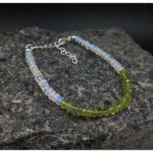 Bracelet perlé en opale éthiopienne et péridot avec breloque plaquée or et joncs ornés de perles et de diamants - Product Image 2