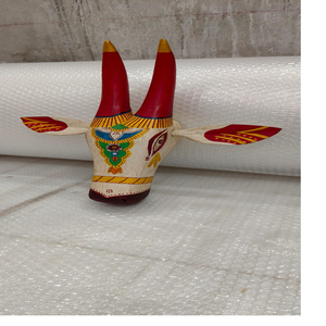 วัวหัวไม้ทาสีด้วยมือและทำด้วยมือสีขาวและสีแดงที่กำหนดเองเหมาะสำหรับการขายต่อสำหรับร้านค้าตกแต่งบ้าน - Product Image 1