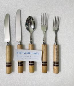 Juego de Ensaladera de Metal para Servir Alimentos y Ensaladas con Mango de Madera y Resina, Servidor de Ensalada de Acero Inoxidable, Accesorios Modernos para la Cocina - Product Image 1