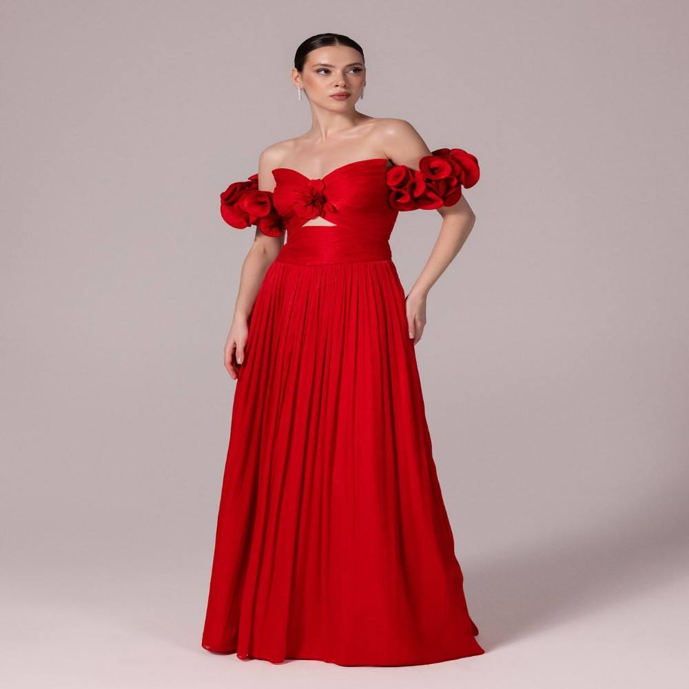 Sofisticata abito da ballo rosso gonfio per impressionare tutti