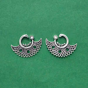 Pendientes de moda clásicos hechos a mano de La India con revestimiento oxidado - Product Image 3