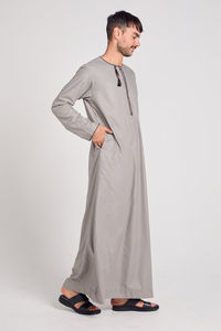 Túnica árabe Oriente Medio Hombres Jubba OEM ODM Servicio directo de fábrica al por mayor 2024 Ropa islámica Musulmán Juba Vestido para hombres - Product Image 5